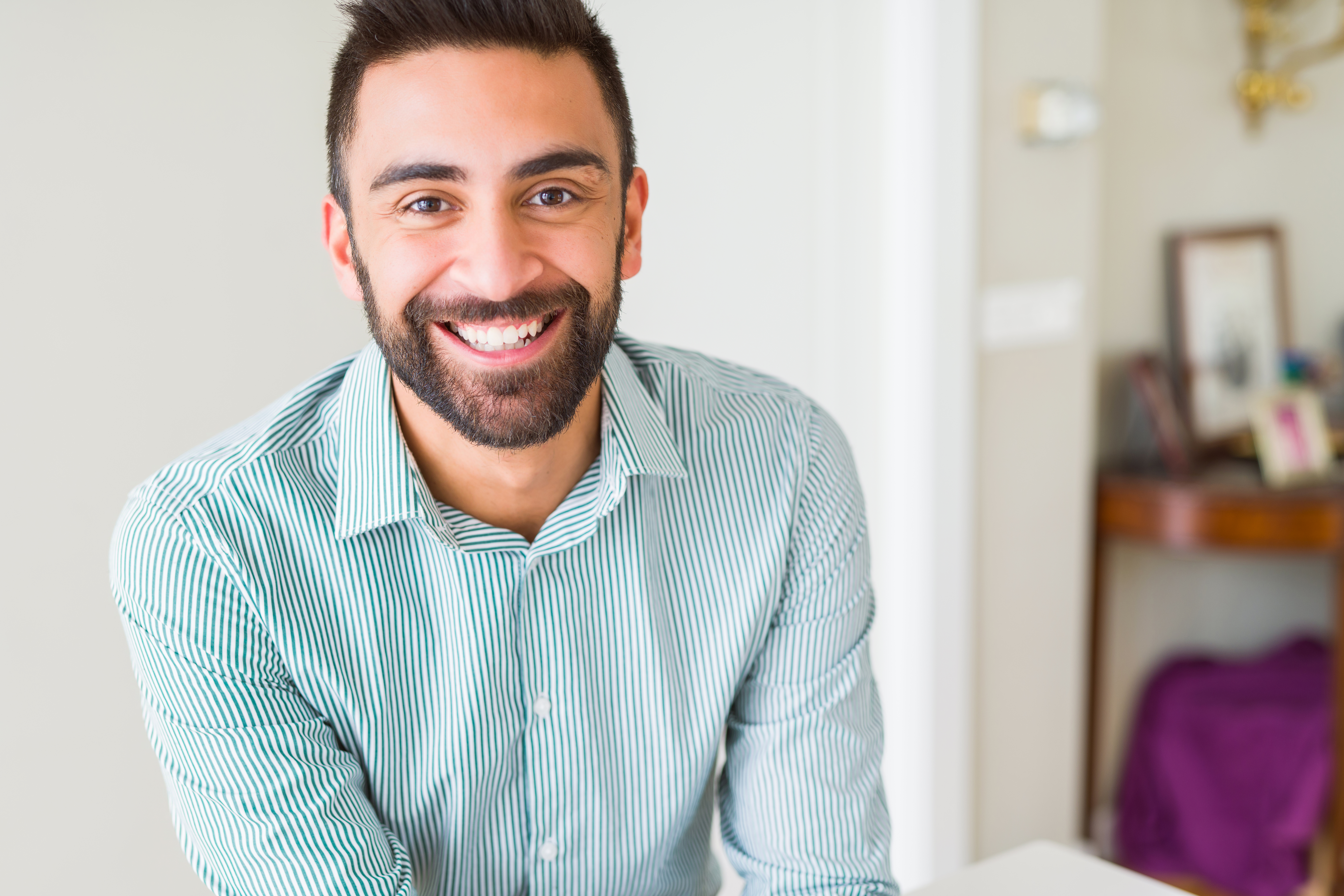 Handsome,Man,Smiling,Cheerful,With,A,Big,Smile,On,Face